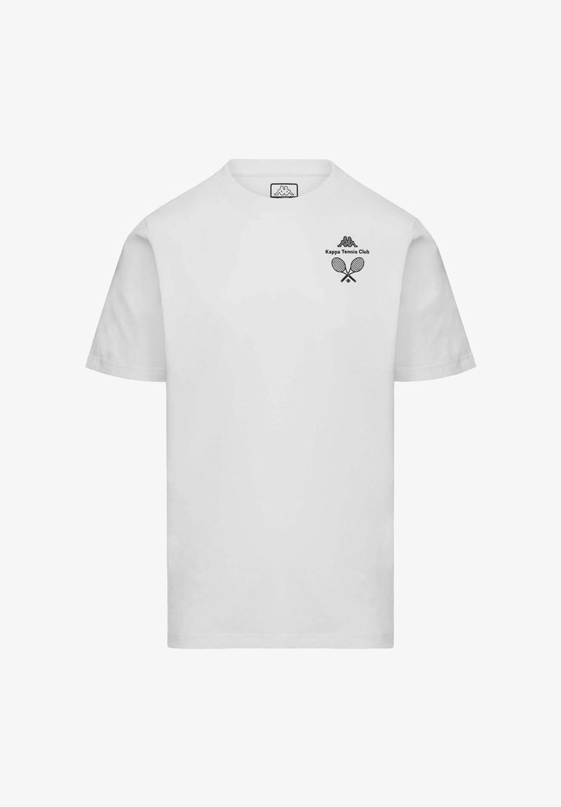 T-shirt blanc à manches courtes avec petit logo noir Kappa Tennis Club, représentant des raquettes de tennis croisées et l'emblème de la marque sur le côté gauche de la poitrine.