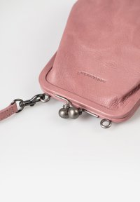 Rosa Lederbörse mit strukturierten Oberflächen, metallicfarbener Verschluss und abnehmbarem Hanget. Ausgestattet mit abgerundeten Beschlägen und einer glatten Oberfläche.