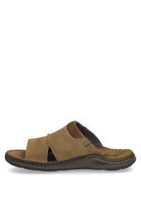 Brune lædersandal med perforeret design, tekstureret sål og kontrasterende syninger på en fleksibel bund. Sidevinkel.