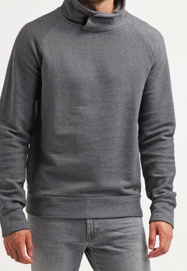 Szary sweter z wysokim kołnierzem, rękawami raglanowymi i ściągaczami. Miękka tekstura z delikatnym wzorem dzianiny.