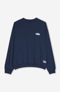 Felpa blu navy in morbido tessuto, con colletto rotondo, maniche lunghe e un logo ricamato sul petto. Polsini e orlo a coste.