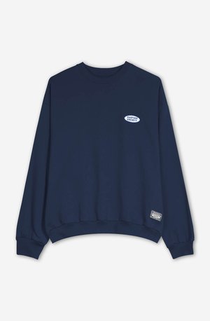 Navy blue sweatshirt made of soft fabric, featuring a round neck, long sleeves, and a logo patch on the chest. Ribbed cuffs and hem.