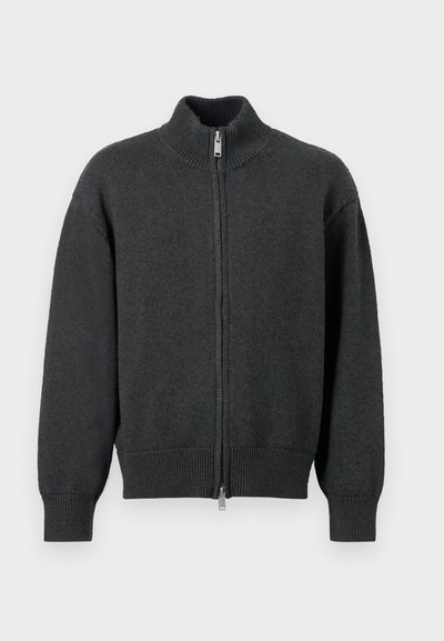 Dunkelgrauer Zip-Up-Pullover aus gestricktem Stoff. Verfügt über einen Stehkragen, gerippte Bündchen und einen gerippten Saum. Einfaches Design ohne Muster oder Akzente.