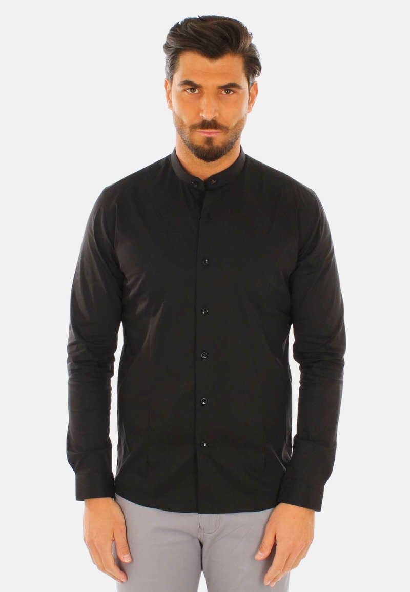 Camicia nera con colletto alla mandarino e maniche lunghe. Tessuto morbido e design slim fit. Caratterizzata da una chiusura con bottoni frontali.