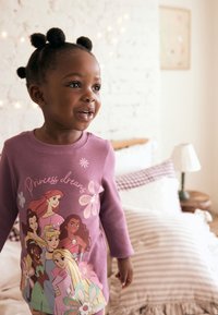 Lilla langærmet kjole med tryk af Disney-prinsesser og blomster. Blødt stof med rund halsudskæring, egnet til børn.