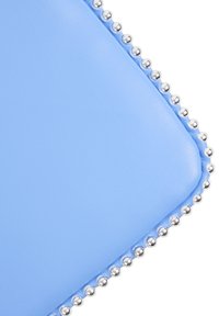Clutch in pelle blu con superficie liscia, bordi arrotondati e una fila di perline metalliche argentate lungo la cucitura.