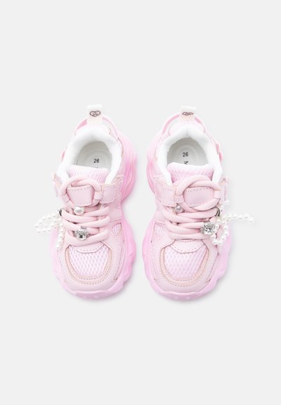 Ροζ αθλητικά παπούτσια με επάνω μέρος από δίχτυ, λαστιχένιες σόλες και διακόσμηση με πέρλα στα κορδόνια. Μαλακή υποστήριξη αστραγάλου και στρογγυλεμένος σχεδιασμός στην μύτη.