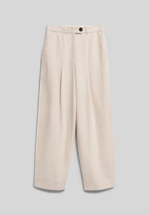 Pantalon beige taille haute à jambes larges avec plis devant, poches latérales, passants de ceinture et fermeture par bouton noir.