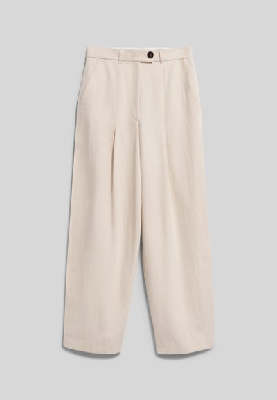 Pantalon beige taille haute à jambes larges avec plis devant, poches latérales, passants de ceinture et fermeture par bouton noir.