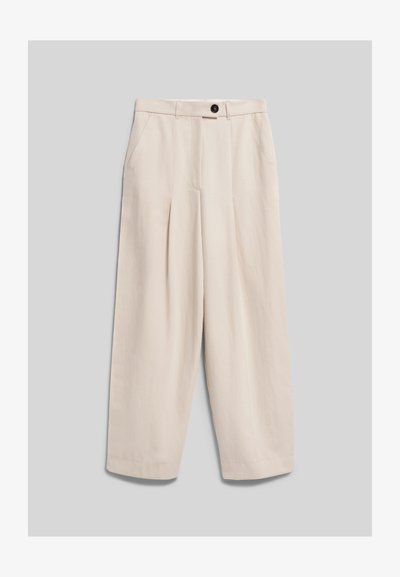 Pantalon beige taille haute à jambes larges avec plis devant, poches latérales, passants de ceinture et fermeture par bouton noir.