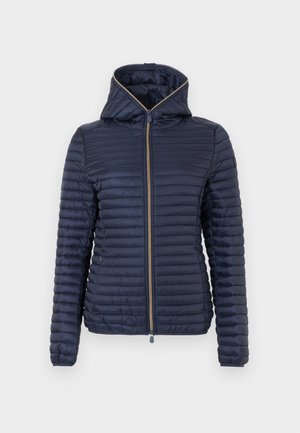 Marineblå quiltet jakke med hette, hel frontglidelås og lange ermer, vist mot en hvit bakgrunn.