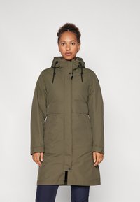 Oliven grøn vandtæt parka med lynlås og trykknaplukning, justerbar hætte, frontlommer og et mellemlangt design. Glat tekstur.