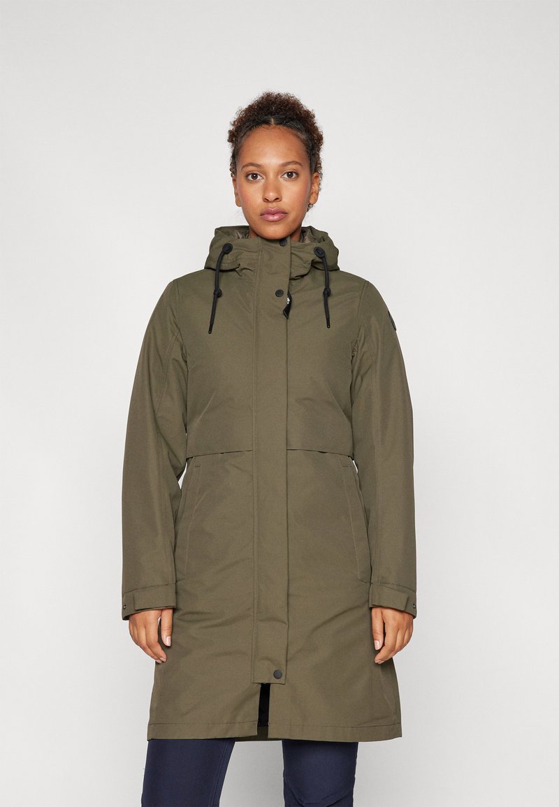 Oliven grøn vandtæt parka med lynlås og trykknaplukning, justerbar hætte, frontlommer og et mellemlangt design. Glat tekstur.