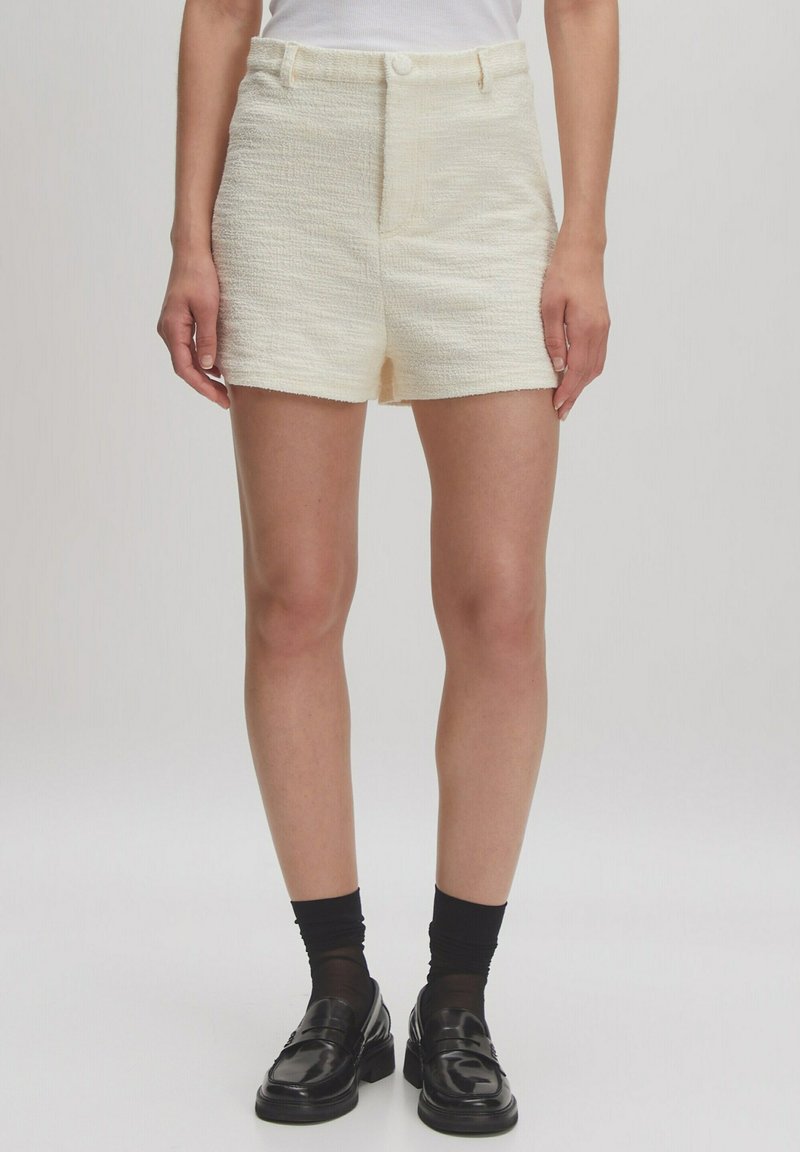 Cremfarbene, strukturierte Shorts mit hoher Taille und vorderem Knopfverschluss, mit geradem Schnitt und Saum in Oberschenkellänge.