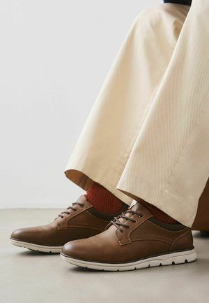 Next, REGULAR FIT - COMFORT WEDGE DERBY SHOES - Sportlicher Schnürer - tan brown