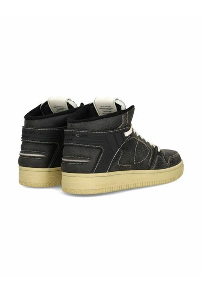 Sneaker alte in suede nero, con cuciture bianche, colli imbottiti e una suola in gomma beige testurizzata. Design posteriore con branding sottile.