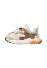 Sneaker che presenta un mix di materiali crema, marrone e verde, camoscio testurizzato e pelliccia sintetica, con una suola in gomma arancione e lacci a toggle.