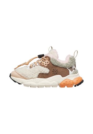 Sneaker che presenta un mix di materiali crema, marrone e verde, camoscio testurizzato e pelliccia sintetica, con una suola in gomma arancione e lacci a toggle.