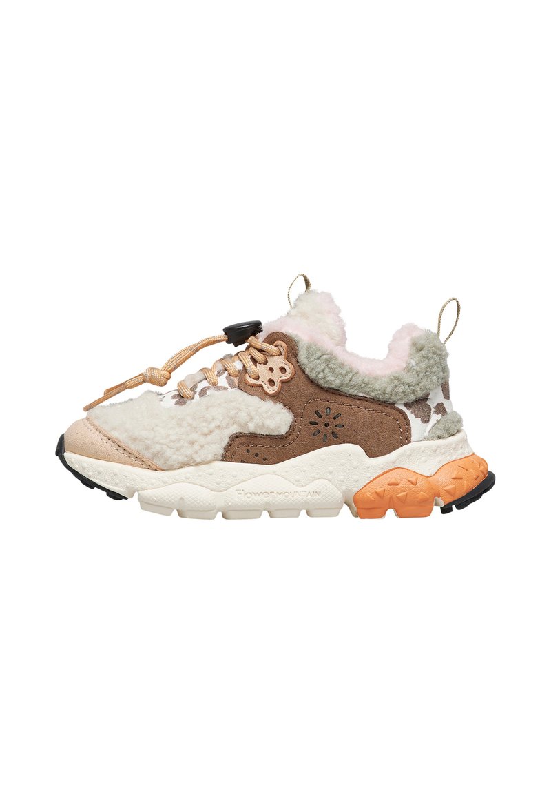 Sneaker che presenta un mix di materiali crema, marrone e verde, camoscio testurizzato e pelliccia sintetica, con una suola in gomma arancione e lacci a toggle.