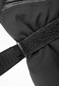 Guanto softshell nero con un cinturino in velcro texturizzato per una vestibilità sicura. Tessuto liscio con dettagli di cucitura sottili e area del pollice rinforzata.