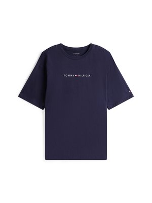 T-shirt de manga curta azul marinho, feito de algodão. Apresenta um logótipo central com "TOMMY" e "HILFIGER" em branco e vermelho. Decote redondo, corte descontraído.