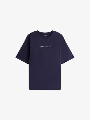 T-shirt bleu marine à manches courtes en coton. Présente un logo central avec "TOMMY" et "HILFIGER" en blanc et rouge. Encolure ronde, coupe décontractée.