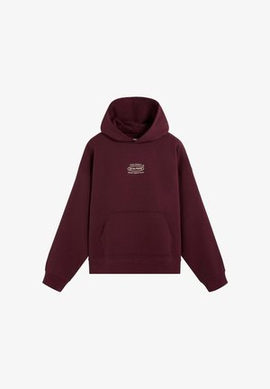 Sudadera con capucha burdeos con bolsillo delantero, capucha grande y puños acanalados. Presenta un logo de texto blanco que dice "Urban Athletics SCALPERS Street Legend Union."