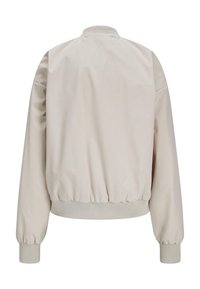 Lys beige bomberjakke med rund krage, elastiske mansjetter og fald. Laget av glatt stoff med en lett blank tekstur. Minimalistisk design.