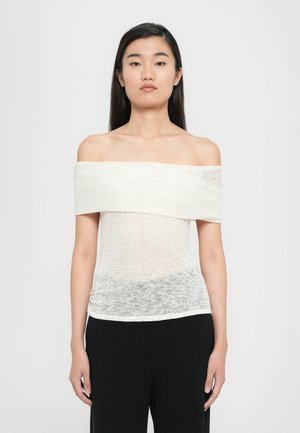Off-shoulder top in lichtgewicht, doorzichtig materiaal. Kleur: gebroken wit met subtiele textuur. Heeft een brede band aan de bovenkant en een getailleerde pasvorm.