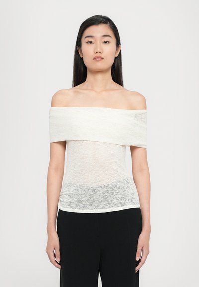 Off-shoulder top i let, gennemsigtigt stof. Farve: off-white med subtil tekstur. Har en bred kant øverst og en tætsiddende silhuet.
