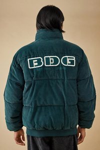 Mėlynas kordūrovinis pūkuotas švarkas su baltu siuvinėtų "BDG" logotipu ant nugaros. Yra aukštas apykaklė ir elastinės rankogaliai bei apatinė dalis.
