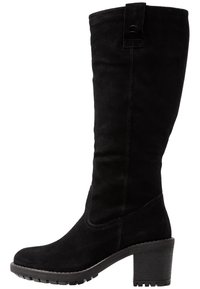 Botte mi-mollet en daim noir avec talon épais, bout rond et détail cousu sur le côté. Semelle en caoutchouc texturée pour une bonne adhérence et stabilité.