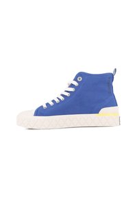 Sneaker alte in canvas blu con suola in gomma bianca, grip testurizzato, accento giallo sul tallone e lacci bianchi.
