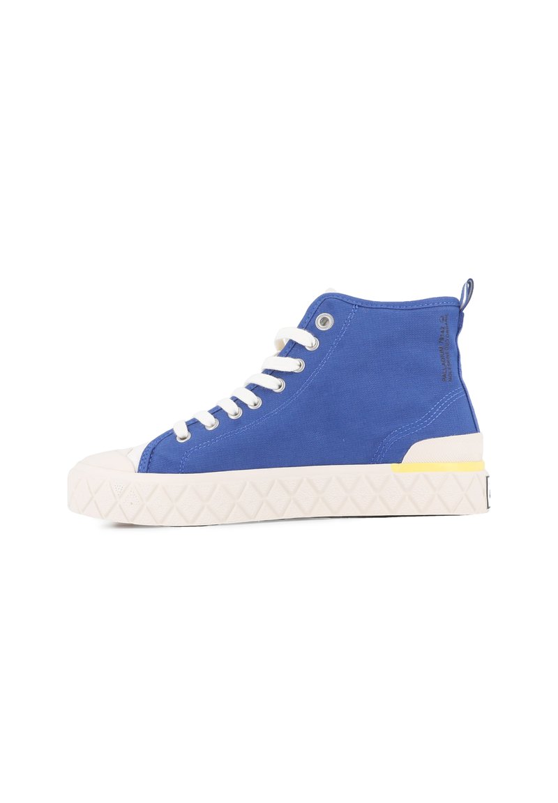 Sneaker alte in canvas blu con suola in gomma bianca, grip testurizzato, accento giallo sul tallone e lacci bianchi.