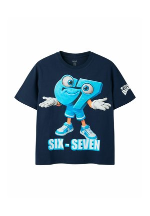 Marineblå T-shirt med en tegneseriefigur nummer 67 iført sneakers og handsker, med teksten ""SIX - SEVEN"" nedenunder.