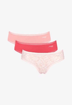 Drie damesbikini's met kanten rand, in roze, rood en roze met een bladmotief, met het merk "sloggi" aan de voorkant.