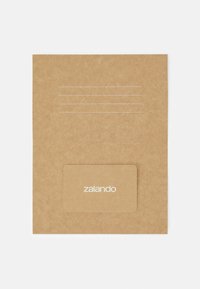 Enveloppe en papier kraft marron avec des lignes blanches horizontales pour écrire et une petite pochette pour une carte arborant le logo Zalando.
