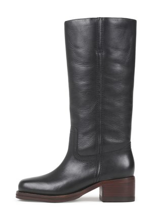 Stivale fino al ginocchio in pelle nera con superficie liscia, punta quadrata e tacco in legno impilato. Presenta cuciture sottili e un design con cuciture laterali.