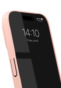 Smarttelefon med svart skjerm og rosa kant, med en sideknapp og kamerautskjæring. Viser tid som 14:10 og dato som 6. juni.
