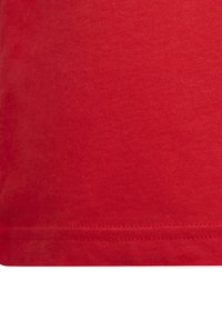 Sarkans kokvilnas audums ar gludu faktūru, kuram ir ribota raksts un taisns apakšmalas griezums, kas piešķir pieguļošu izskatu.