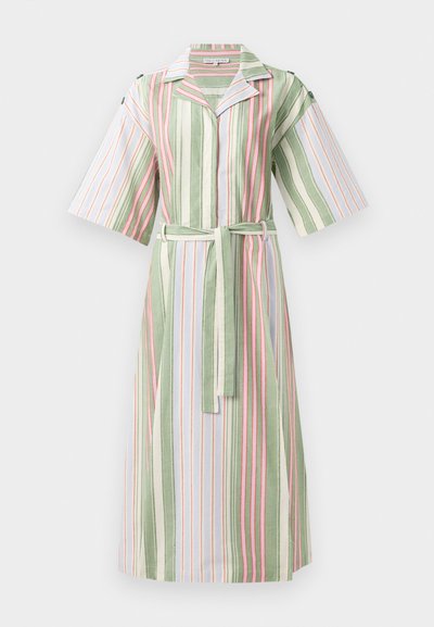 Robe chemise rayée présentant des rayures verticales vertes, blanches et roses, des manches courtes, un col, et une ceinture assortie à la taille.
