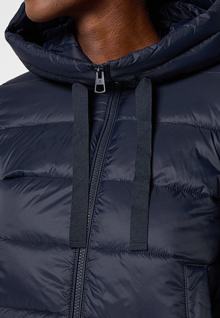 Marineblauer Pufferjacke mit Kapuze, mit gesteppten Abschnitten, einem durchgehenden Reißverschluss und verstellbaren Kordeln. Glatte, glänzende Nylon-Oberfläche.