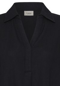 Chemise noire à col avec un col en V profond et une étiquette "fransa" cousue à l'intérieur de l'encolure.