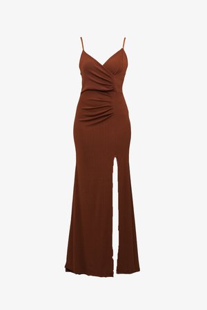 Ribbed braunes Kleid mit taillierter Silhouette, Spaghettiträgern, gerafftem Oberteil und einem hohen Schlitz bis zum Oberschenkel, aus einem elastischen Stoff gefertigt.