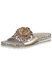 Metallisk guld slide sandal med en stor tygblomma som accent, texturerad glittrig sula och en platt design med en pebblad finish.