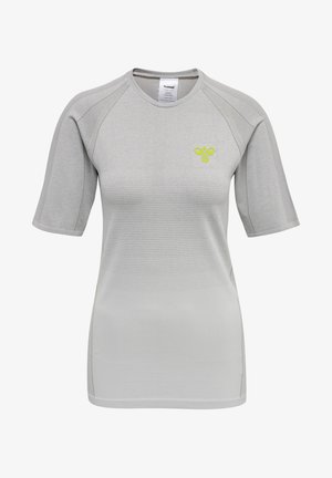 Hellgrau kurzärmeliges Hemd mit rundem Halsausschnitt, gerippter Textur und einem grünen Logo auf der oberen linken Seite. Hergestellt aus elastischem Stoff.