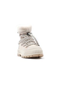Bottines blanches en tissu avec un col rembourré, des lacets noir et blanc, une semelle en caoutchouc texturée et des détails de couture subtils.