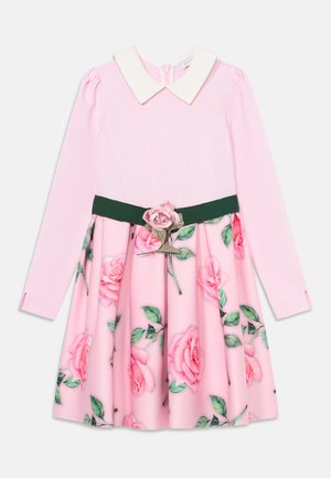 Hellrosa Langarmkleid mit weißem Kragen, dunkelgrürem Taillengürtel und Rock mit rosa Rosenmuster sowie 3D-Rosenblumenakzent an der Taille.