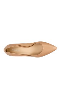 Nude kožené lodičky se špičatou špičkou, hladkým povrchem a designem na slip-on. Interiér obsahuje béžovou podšívku s embosovaným logem.