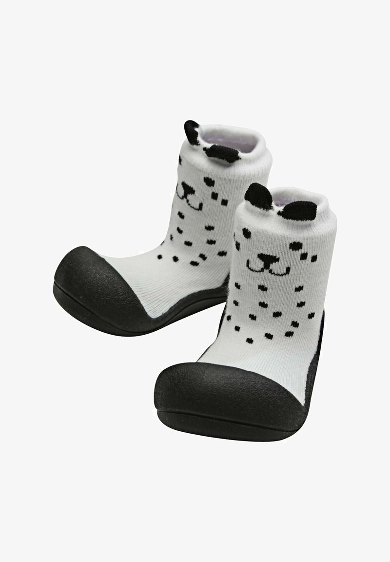 Calcetines infantiles en blanco y negro con un diseño de cara de animal de dibujos animados, que presentan una textura de tela suave y una suela negra de goma para mayor agarre.